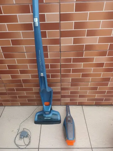 Aspirador vertical Electrolux 2x1 sem fio, bateria
