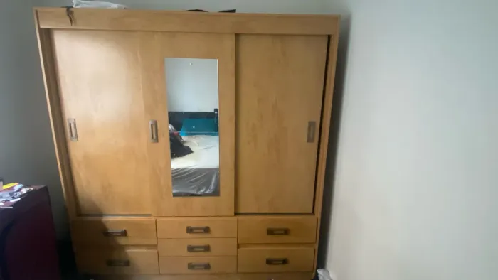 VENDO GUARDA-ROUPA DE CASAL COM ESPELHO Vendo guarda-roupa de casal,