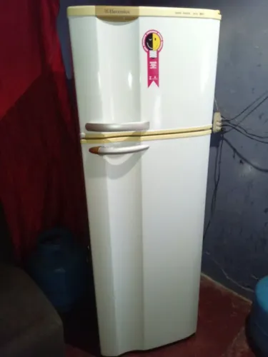 Vende-se Geladeira gelando perfeitamente