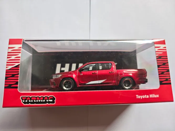 Tarmac Works 1/64 Toyota Hilux GR Sport Vermelho Metálico - Lacrada