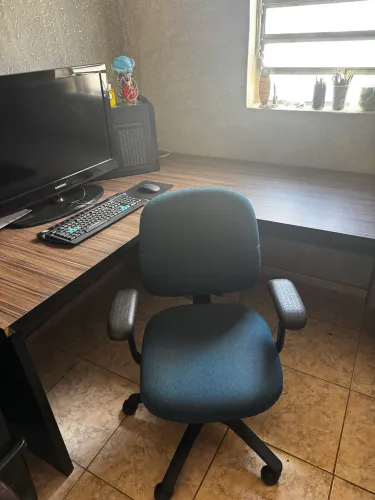Mesa em L e cadeira