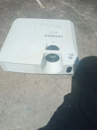 Projetor Hitachi CP-X3015WN COM DEFEITO,precisa trocar uma das 3 telas lcd