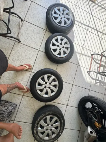 Rodas de ferro com pneu aro 14 estado de novo ?