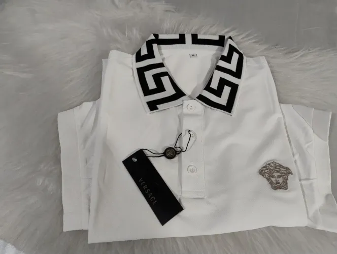 Polo Versace tamanho GG serve G também com 74cm comprimento e 54cm largura
