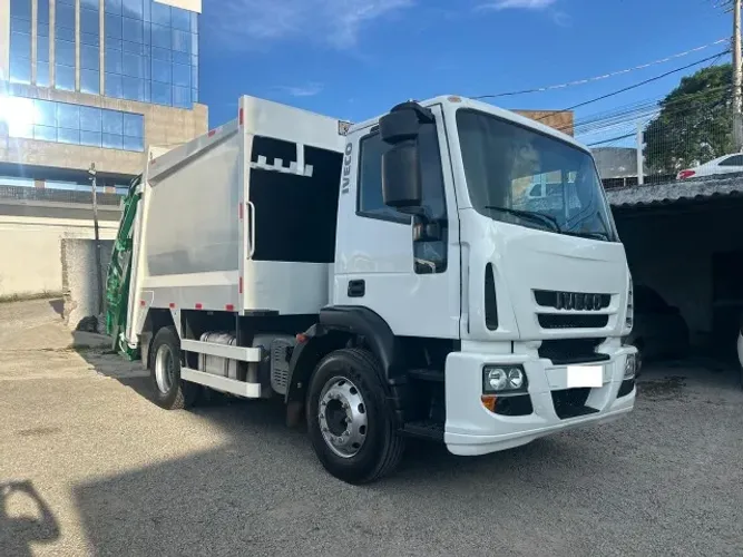 Caminhão compactador Iveco tector 170e22 2013/2014