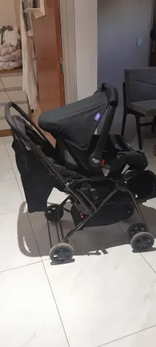 Carinho de bebê e bebê conforto cosco