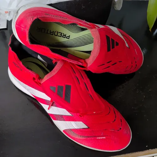 Chuteira de Campo predator Adidas. Número: 42