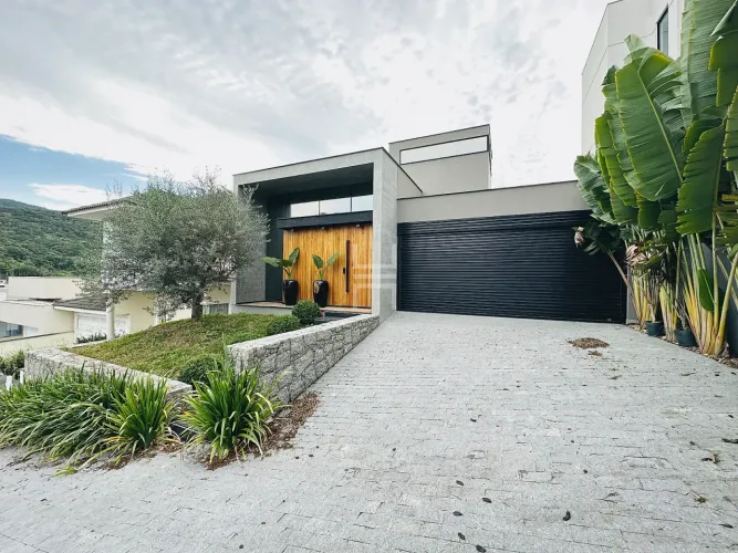 Casa NOVA na Pedra Branca, com 192m², 3 dormitórios com suíte e piscina
