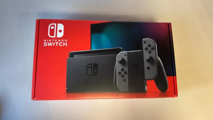 VENDO NINTENDO SWITCH V2 SEMINOVO, EM PERFEITO ESTADO!