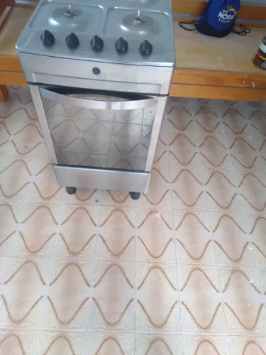 Fogão em perfeito estado pegando todas as bocas e o forno