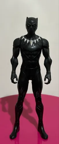 Boneco Pantera Negra 20cm articulado Hasbro 