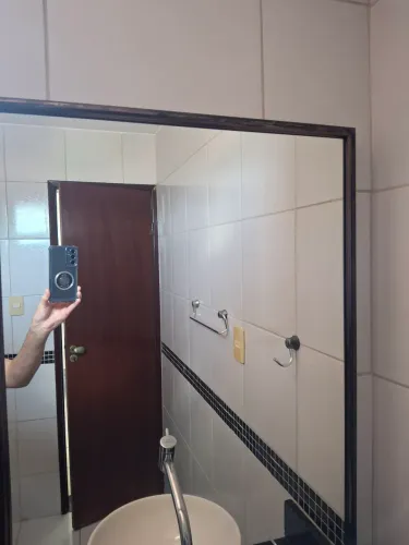 Espelho com moldura da cor preta