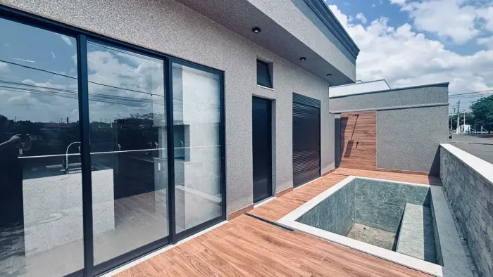 Casa à venda no Residencial Maria Júlia 3 suítes, piscina e energia fotovoltaica