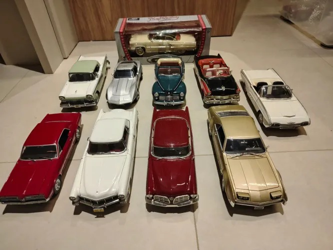 Miniaturas de carros antigos na escala 1:18