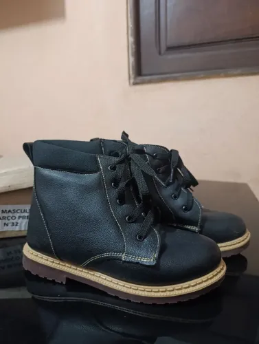 Bota infantil em perfeito estado de conservação, usada uma única vez. Número 32.