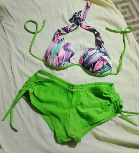 Bikini shortinho cor verde com rosa tamanho M