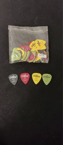 Palhetas para guitarra / Violão / contrabaixo / cavaquinho