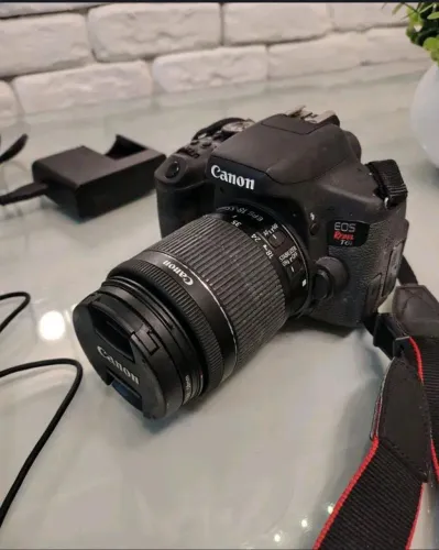 Câmera fotográfica Canon T6i com duas lentes