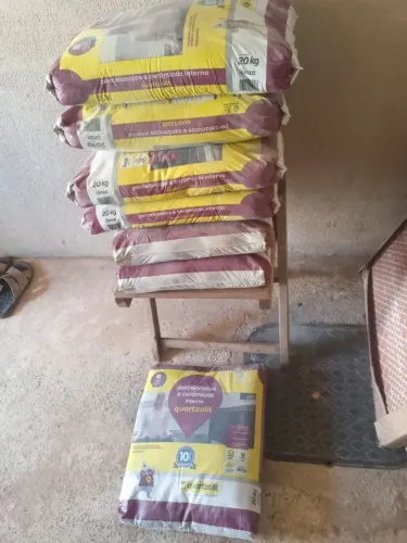 Vende se 07 pacote de argamassa.