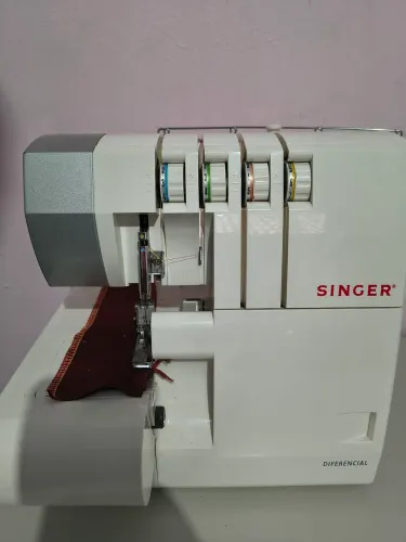 Máquina de costura Interloque Singer doméstica
