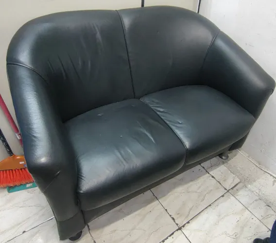 Sofá preto para recepção pequeno 2 lugares