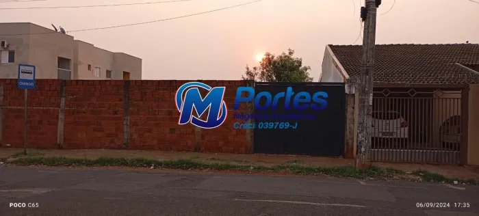 Terreno murado com portão, localizado na rua Enio Poli, Cedral