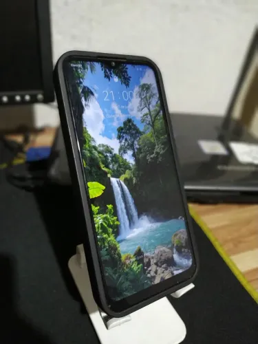 Realme 7i-rmx2193 + cartão sd 8gb e carregador (não original)