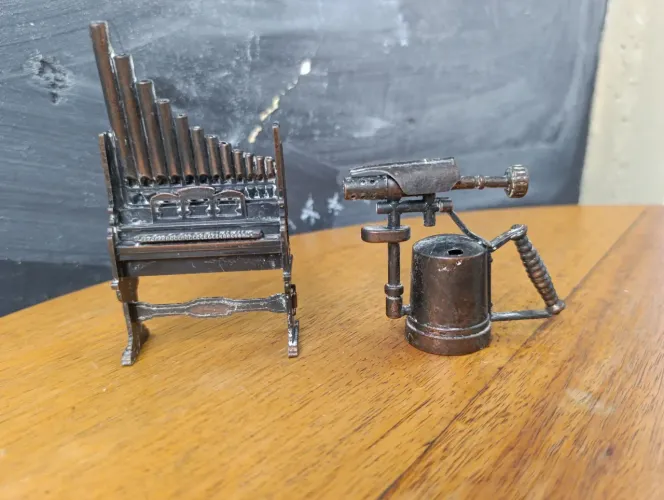 ANTIGOS MINIATURAS COLEÇÃO APONTADOR LÁPIS EM METAL ÓRGÃO DE TUBOS E MAÇARICO. ANOS 80