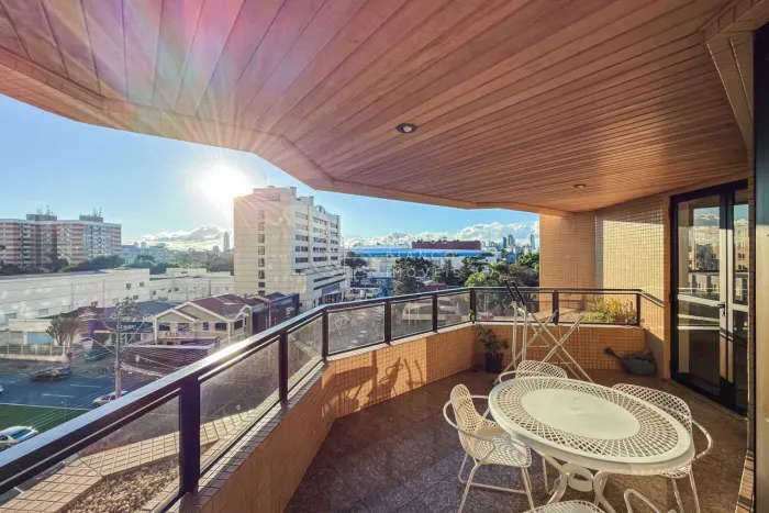 Apartamento no Batel, de esquina, 302m2, 4 quartos, 3 vagas