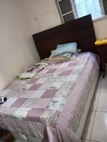 Cama de casal com baú e colchão e cabeceira 