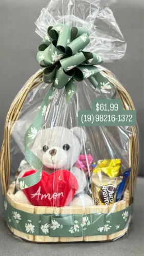 Cesta chocolate e pelúcia