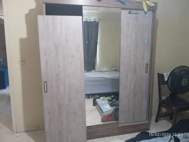 Doa-se guarda roupa bem usado