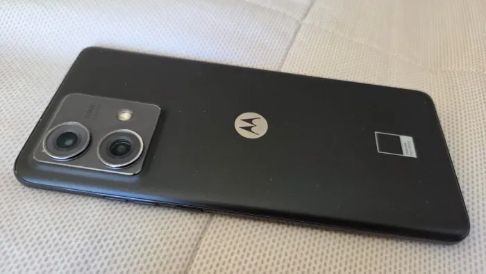 Vendo Motorola edge 40 neo, está com a tela trincada, mas de resto, está tudo ok