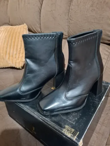 Vendo bota vizzano nova 34 R$60,00