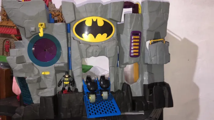 Batcaverna Imaginext Fisher-Price + Boneco Batman + 2 Batmotos