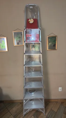 Vendo Escada Dupla em Alumínio 8 Degraus Nova No Plástico.