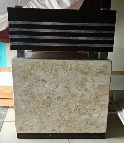 Mesa com base em mármore e tampo de vidro c/seis cadeiras! 