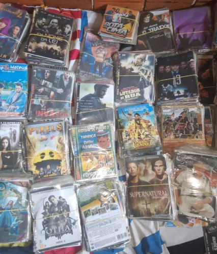 São mais de mil dvd todos novos filmes e séries e música 