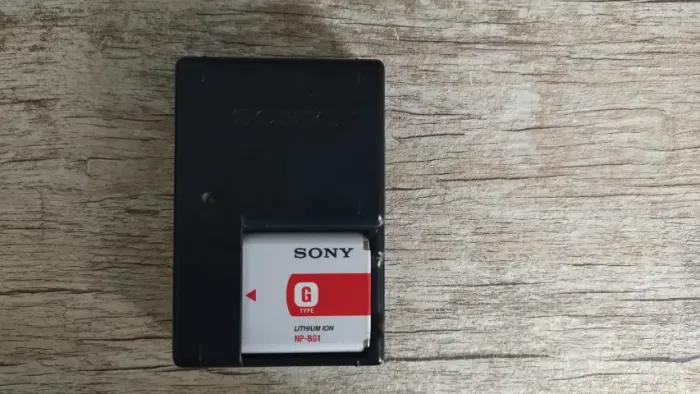 Carregador Sony BC-CSGB com Bateria (Bivolt)