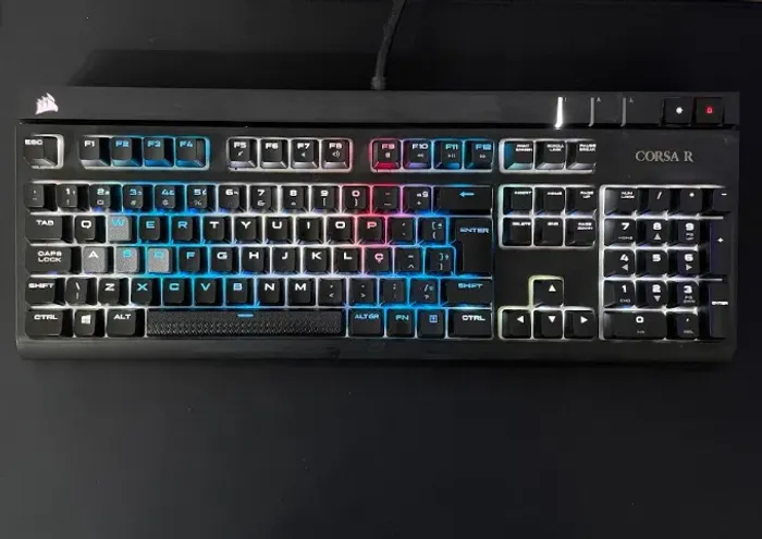 Teclado Gamer Corsair Strafe - RGB ABNT2 e Mecânico