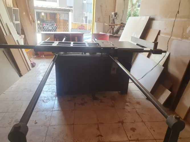 Esquadrejadeira invicta com riscador