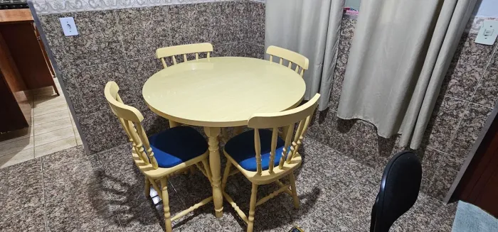 Mesa de jantar redonda de madeira com 4 cadeiras