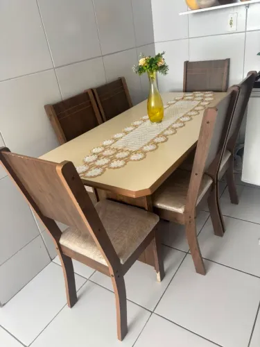 Mesa com 6 cadeiras 