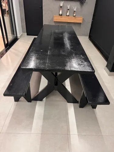 Mesa de madeira com 2 bancos