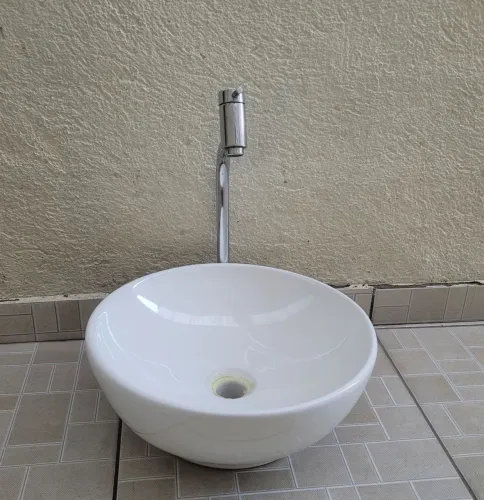 Cuba de porcelana + torneira de inox