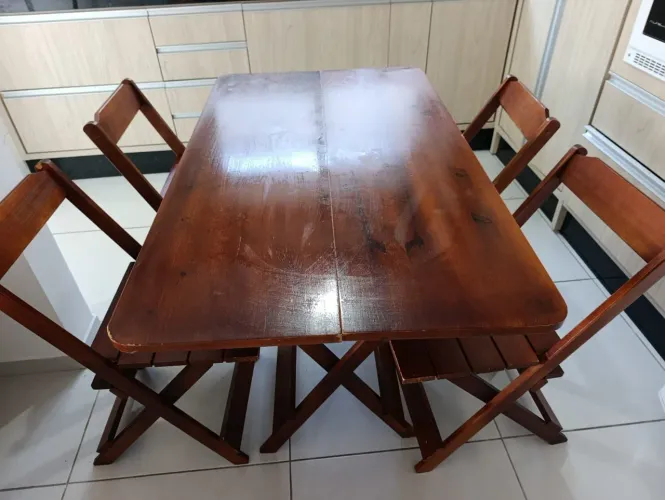 Mesa com 4 cadeiras