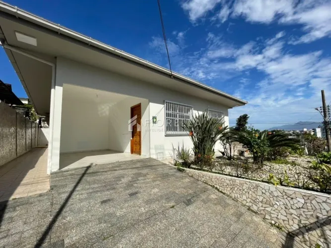 Casa 02 dormitórios no bairro Forquilhinhas - São José.