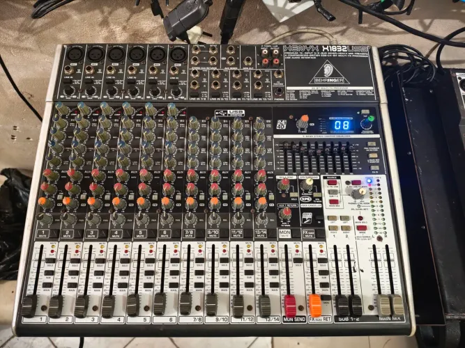 Mesa de Som Behringer Xenyx X1832USB