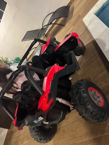 Carro infantil 4x4 Semi - Novo ( Masculino/Feminino)
