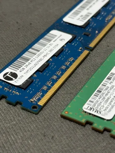 Vendo 2 memórias RAM DDR3 de 4GB cada, totalizando 8GB. DDR3 4GB cada 1600MHz PC3-12800U